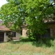Black Perigord, 3 km from Montignac-Lascaux, farmhouse to renovate entirely comprising an old house and a large barn. Land of more than 5000 m².